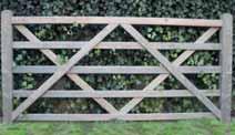 00 m FIELD GATE ENGELSE POORT (leverbaar op bestelling) Rechte landschapspoort in hardhout met enkel kruis tot 2.10 m breed. Vanaf 2.40 m breed, dubbel kruis verband. 18120 1.20 m H x 1.