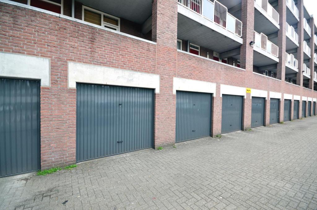 Omschrijving: Modern goed onderhouden appartement voorzien van grote woonkamer met open keuken, 2 slaapkamers, een garage en vanaf het balkon vrij uitzicht over St.