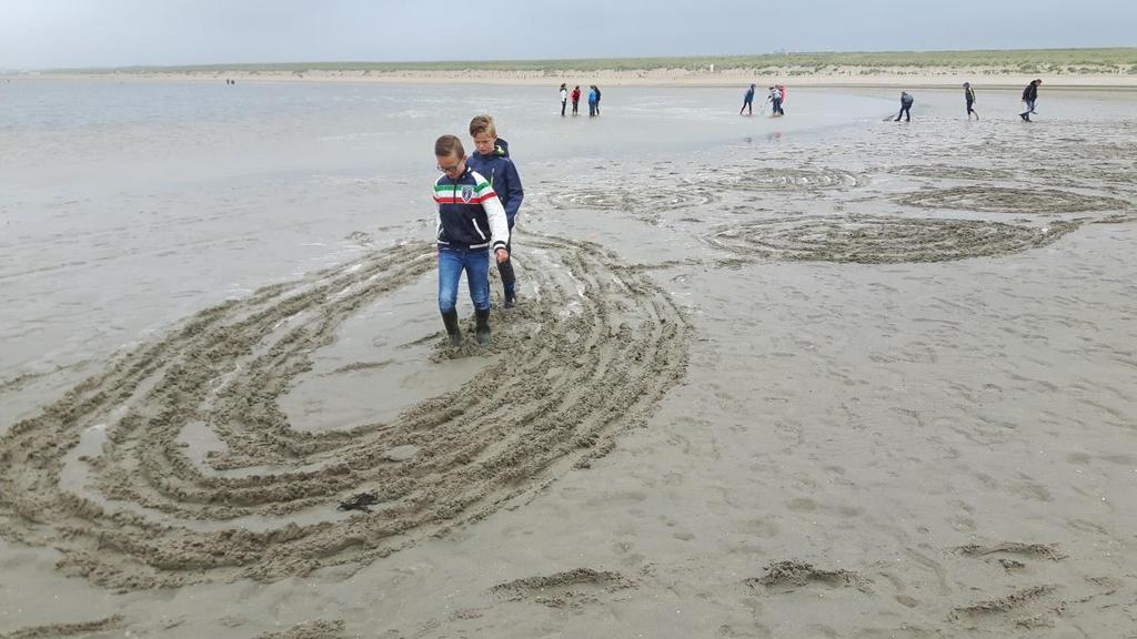 Er zijn verschillende manieren op het zand enigszins te sorteren. Op grootte met een zeef of op gewicht met behulp van wind.