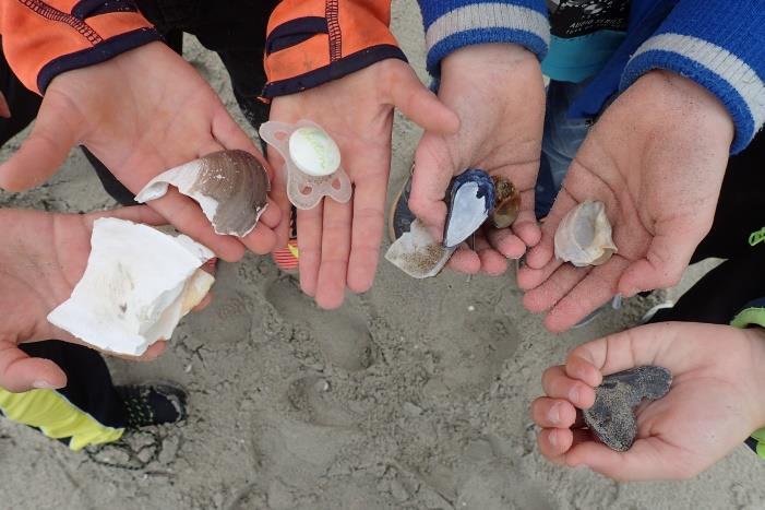 De vondsten van plastic flessen, touw en ander afval leveren