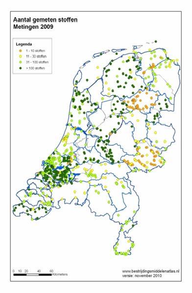 De provinciegrenzen zijn aangegeven in zwart. De grenzen van de hoogheemraadschappen en waterschappen in blauw. 3.