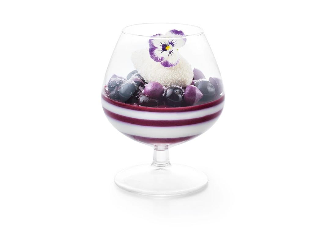 TRIFLE BLAUWE BES, KOKOS, WITTE CHOCOLADE INGREDIËNTEN VOOR 20 STUKS TRIFLE 500 ml Debic Panna Cotta 100 ml kokosmelk 50 ml Malibu 500 gram blauwe bessenpuree 100 ml Hollandia Slagroom, ongezoet 100