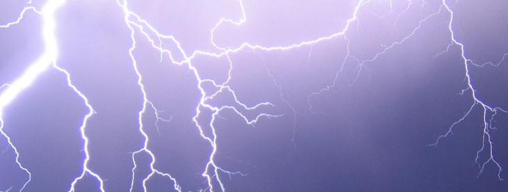 Onweer (donder en bliksem) Elektrisch geladen wolken kunnen ontladen onderling of naar aarde Ontlading Bliksem en donder Snelheid licht