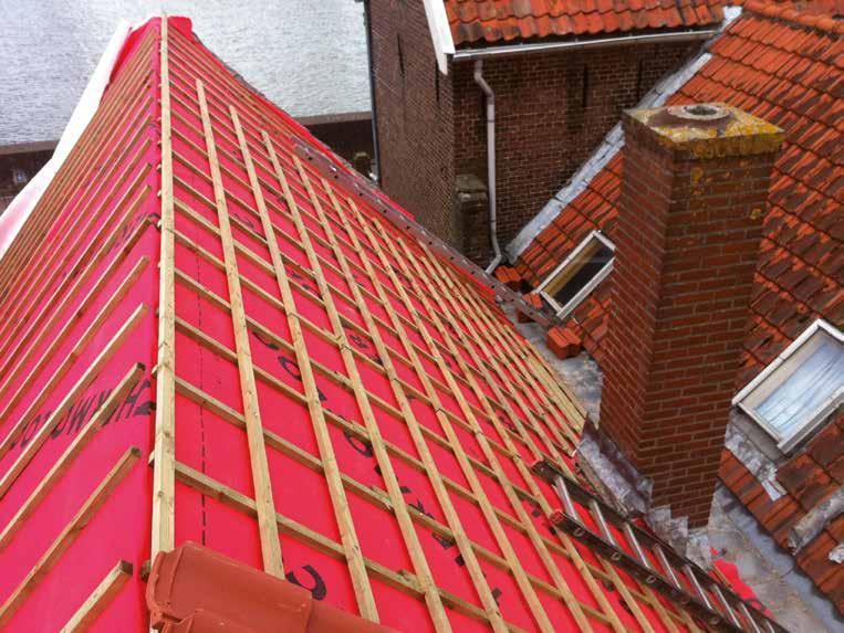 De dampopen folie voor dak en muur wordt buiten op het dak onder de pannen overlappend aangebracht en onzichtbaar getackerd, zodat er een optimale bescherming is tegen weer en wind.