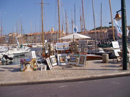 St Tropez Saint Tropez ligt bij aan één van de mooiste baaien die Zuid-Frankrijk rijk is.