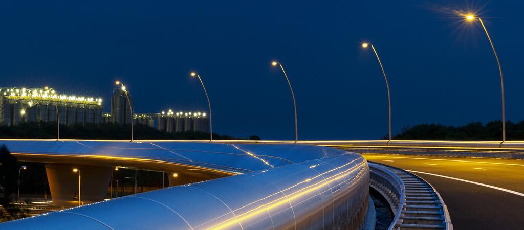 Voorbeeld van een sierlijk gebogen viaduct - mooie vloeiende lijn - met bijpassende/meeontworpen rand,