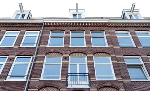 De woning is recent volledig opgeknapt en heeft 2 slaapkamers en een zonnig balkon op het zuiden.