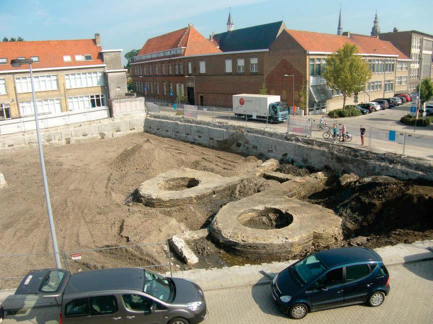 Fig. 4 De volledige poort is aan het licht gekomen. De poort bestaat uit 2 ronde torens.