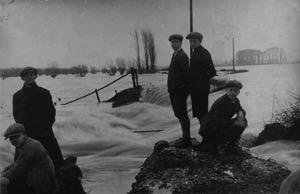 Bron 8: Foto s van de overstroming van 1926. In 1995 was er sprake van een bijna-overstroming in het rivierengebied.
