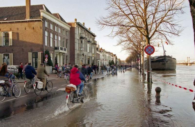 Alarmfasen werden afgekondigd, en op 31 januari werden uit voorzorg 250.000 mensen uit de Betuwe geëvacueerd (bron 10).