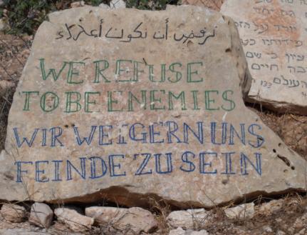 Vanaf de Olijfberg hebben we een schitterend uitzicht over de stad Jeruzalem. We wandelen door het Kidrondal, langs Dominus Flevit waar Jezus weende over Jeruzalem toen Hij zijn lijden voorzag.