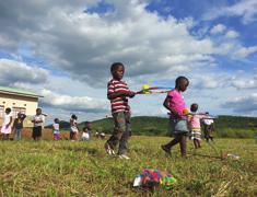 301 meter Bekend van: Victoriawatervallen, wildparken Armoede: 68% van de bevolking leeft onder de armoedegrens (cijfers VN) Sport en spel in het SOS Kinderdorp Chipata Kinderen van het SOS
