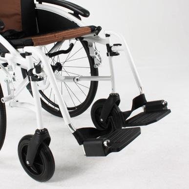 1 Het in- en uitvouwen van de rolstoel Als u de rolstoel wilt in- of uitvouwen, zijn er een aantal stappen die u moet volgen.