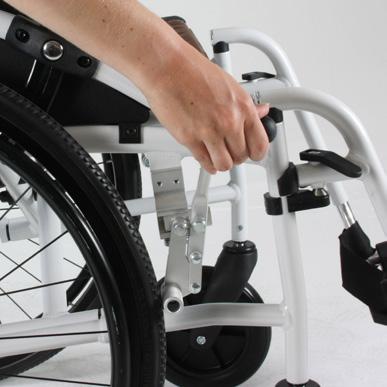 Als u de rolstoel op de rem wilt zetten, dient u de volgende stappen te volgen.
