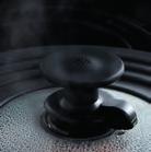 De stevige koudsteel is mooi én functioneel: fraai gevormd, wordt niet snel heet en de pan is daardoor