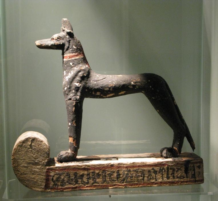 van Hed-Bastet-iroe uit de 4 e tot 3 e eeuw v. Chr. en 212 cm hoog. Het is het oudste object in de collectie dat in 1842 werd aangekocht.