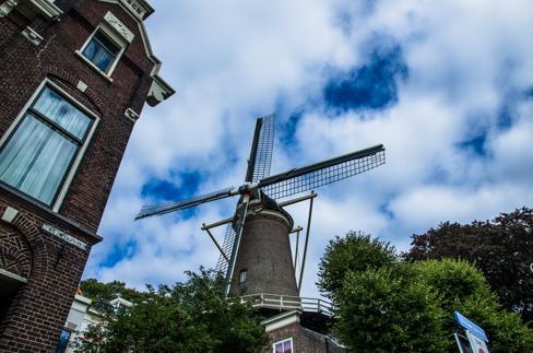 Het oude stadhuis, de waag en de Sint Janskerk zijn belangrijke trekpleisters.