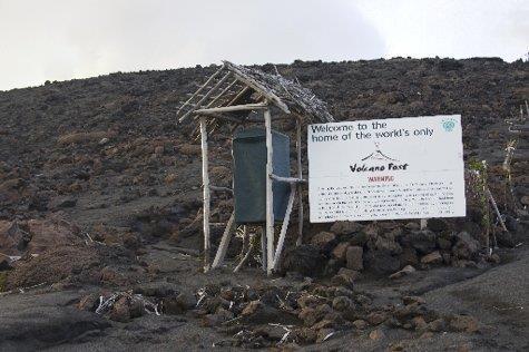 Fila mei 2017 11 De Yasur vulkaan is een gemakkelijk bereikbare vulkaan. Een geheel postkantoor hoef je niet te verwachten, want wat je vindt, is een brievenbus op een paal.