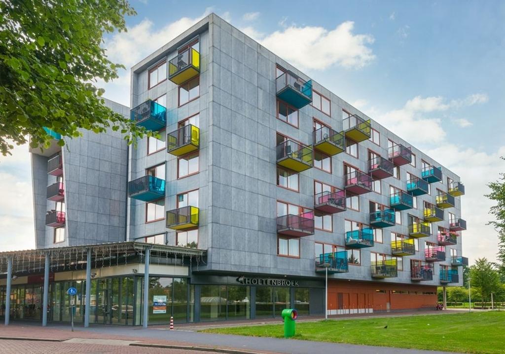 INLEIDING PORPORASTRAAT 78, 8031 HS ZWOLLE Uniek!! Heel bijzonder wonen in een fraai driekamerappartement met zwembad en sauna op de bovenste verdieping!