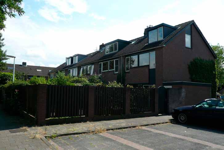 Royale en verrassende HOEKWONING op rustige locatie in de Hilversumse Meent, met vrij uitzicht aan de achterzijde.