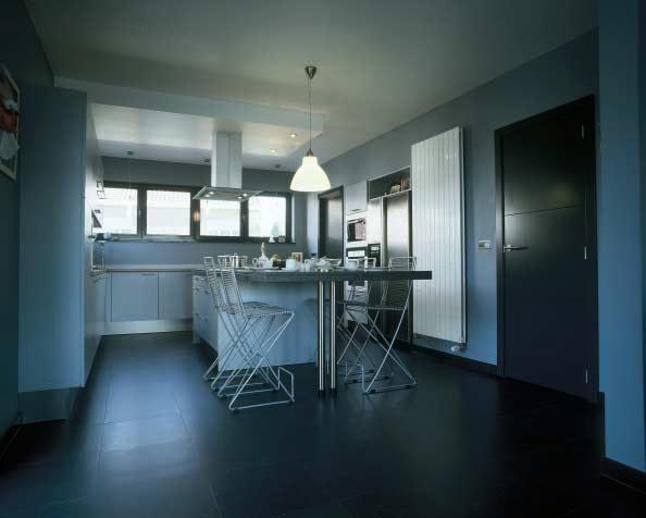 In deze moderne keuken geven grijsblauwe tinten de toon aan.