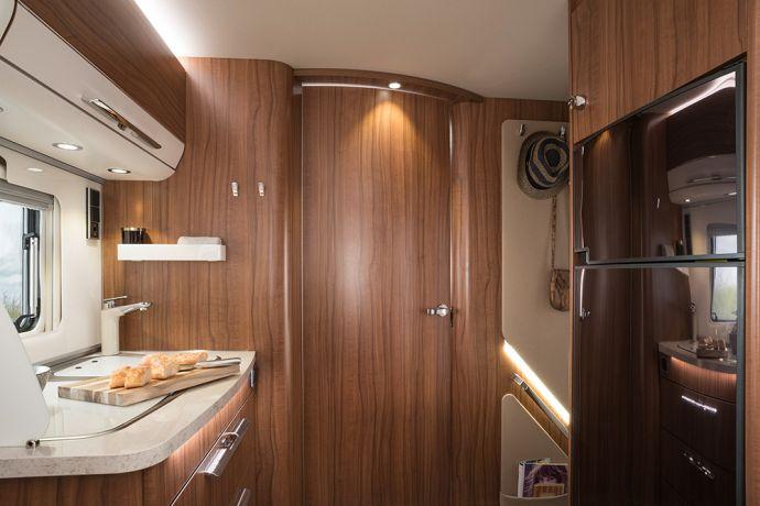 Plaats om te koelen Opbergruimte voor reisproviand Tegenover het keukenblok in de HYMER DuoMobil B-DL 534 bevindt zich de koelkast van