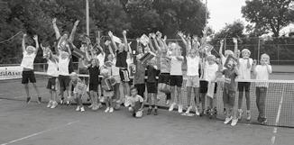 SPORTIEVE DRIEDAAGSE IN NIJEVEEN VOOR REGIONALE TENNISJEUGD Ze staan niet alleen op de tennisbaan, maar spelen ook sportieve spelletjes, organiseren een bonte avond en slapen twee nachten in tentjes.