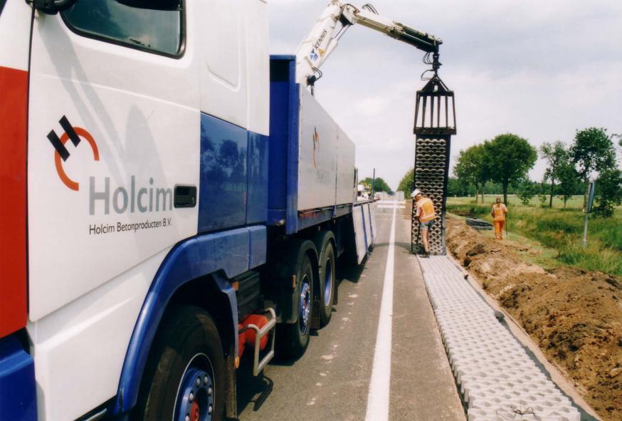 Foto: Aanleg bermverharding met Betomat type Bermmat PE-GR Proefproject Onderzoek veilige wegbermen In het handboek wegontwerp (CROW 2002) is aangegeven dat een bestuurder van een motorvoertuig