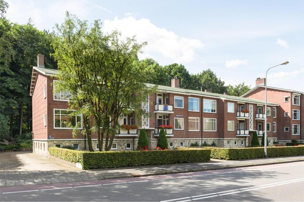 Omschrijving Aan de Van Ketwich Verschuurlaan 12 te Groningen is op de eerste verdieping een mooi en goed onderhouden 4-kamer appartement te koop.