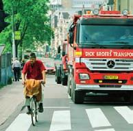2.1 Veiligheid op de weg Verkeersveiligheid op de weg blijft toenemen De verkeersveiligheid op het Nederlandse wegennet blijft toenemen.