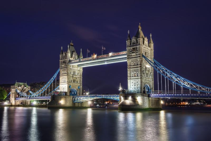 Tower Bridge 1 Informatie 1. Tower Bridge, ontworpen door Horace Jones, gebouwd in1886 tot 1892. De Tower Bridge staat in Southwark London, de brug gaat over The River Thames. 3.