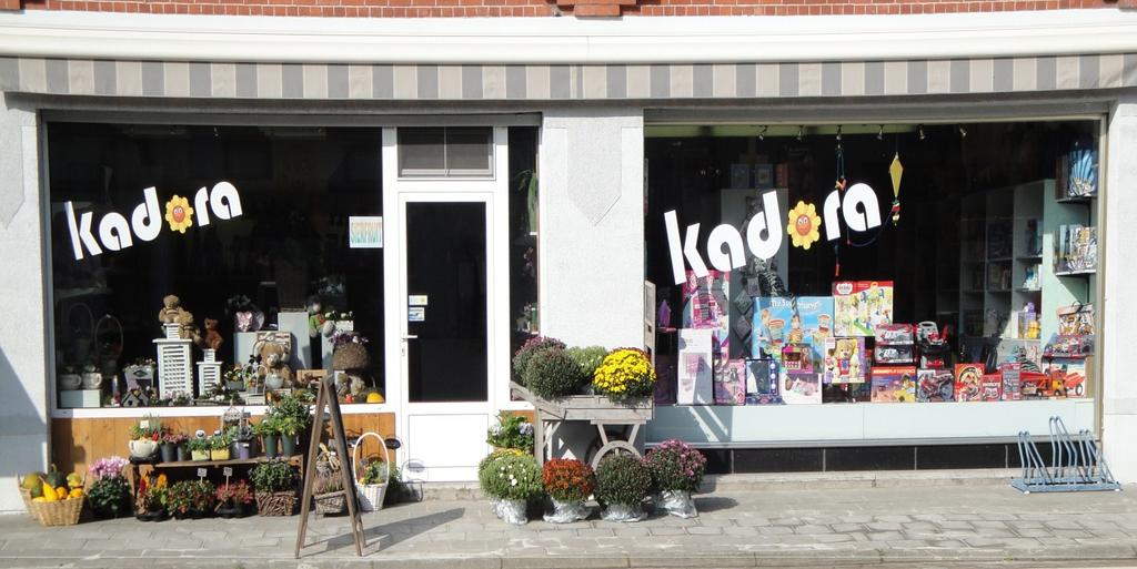 Alles voor geschenken bloemen decoratie Ligging van de winkel Kadora is gevestigd op de Nederenamestraat 10 9700 in oudenaarde Kom zeker eens de kerstsfeer opsnuiven op 1 van de 4 adventszondagen en