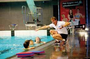 Fotografie Gerben Pul Swimkids internationale zwemlessen Quinten Cieremans laat kinderen door de lessen van zijn Swimkids met plezier leren zwemmen Zwemmen, Swimming, nager, schwimmen SwimKids geeft