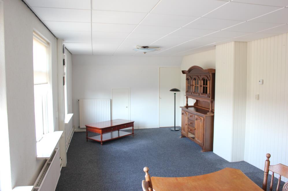 woonkamer (foto s rechts) en 4 slaapkamers