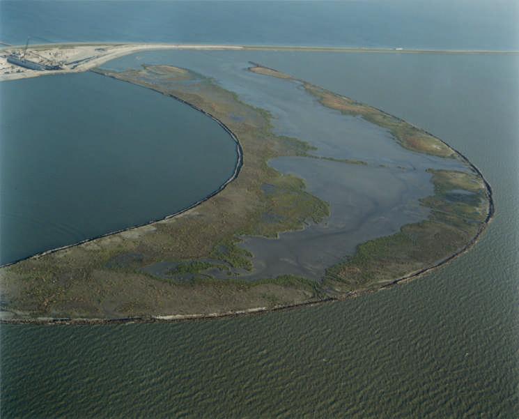 De daarbij vrijkomende specie, alsmede enige baggerspecie uit havens van Enkhuizen en zand afkomstig uit de vaargeul Amsterdam-Lemmer, is opgebracht op een bijna 7 ha grote, door een stortstenen dam