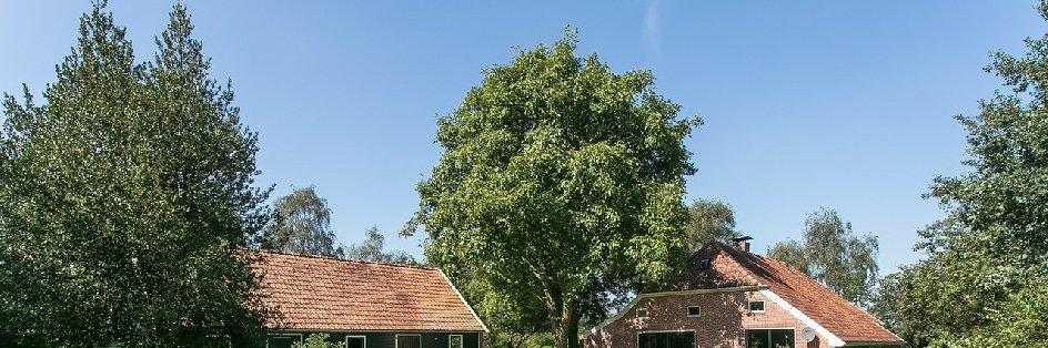 Vrijheid, ruimte en charme kenmerken deze mooi gelegen woonboerderij. Het aangrenzende eigen weiland maakt dat u direct contact heeft met uw paarden en andere dieren.