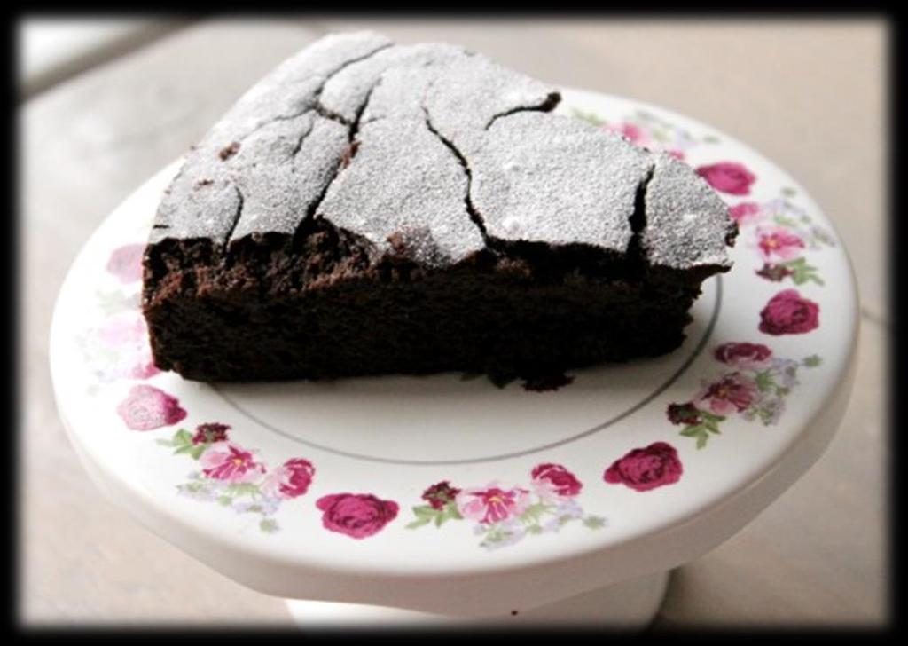 Chocolade kikkerwtentaartje Lekker glutenvrij chocoladetaartje zónder suiker en toegevoegde vetten Ingrediënten 200 gram medjoul dadels (zonder pit) 1 el honing, agave siroop of maple