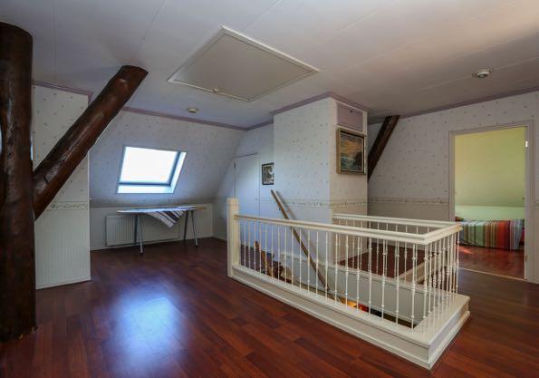 Alle 4 de kamers hebben een laminaatvloer en lekker veel daglicht door de grote dakramen, ook zijn op diverse plekken de vierkantspalen terug te vinden.