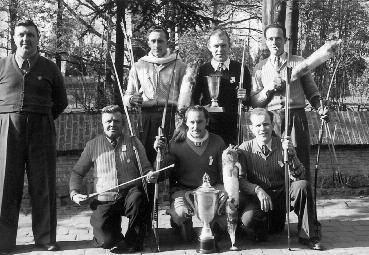 Kroniek 1952 -juni: kampioenen boogschieten Op het nationaal kampioenschap boogschieten op de liggende wip 1952 te Broechem veroverde het zestal van Ons Vermaak de titel per ploeg.