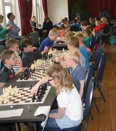Dit toernooi staat open voor alle kinderen die het leuk vinden om te schaken. Je hoeft dus geen lid te zijn van een schaakvereniging om mee te mogen doen.