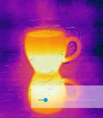 AUTOMATISCHE KALIBRATIE De camera heeft een mechanische sluiter die regelmatig wordt geactiveerd en waarmee de warmtebeeldcamera kan worden gekalibreerd of het beeld kan worden vernieuwd.