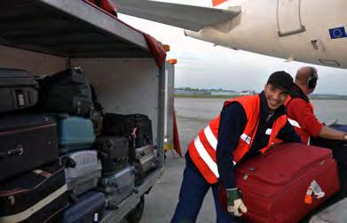 Transport, logistiek en afhandeling op luchthavens Verhuissector OVERZICHT VAN BEROEPSSECTOREN 66 Sftl.be Sfal.be De arbeiders uit deze sector zijn vrachtwagenchauffeurs of magazijnmedewerkers.