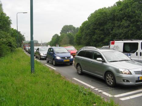 Figuur 4 Richting 05 krijgt kort groen, waardoor voertuigen meerdere malen voor rood licht moeten stoppen Om ongeveer 8:00 uur krijgt richting 05 tijdens twee opeenvolgende cycli veel langer groen.