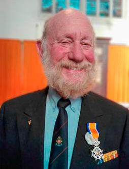 geridderd Arie van den Broek (75) is op 8 april door locoburgemeester Judith de Jong (Hoorn), namens de koning, benoemd tot Ridder in de Orde van Oranje-Nassau.