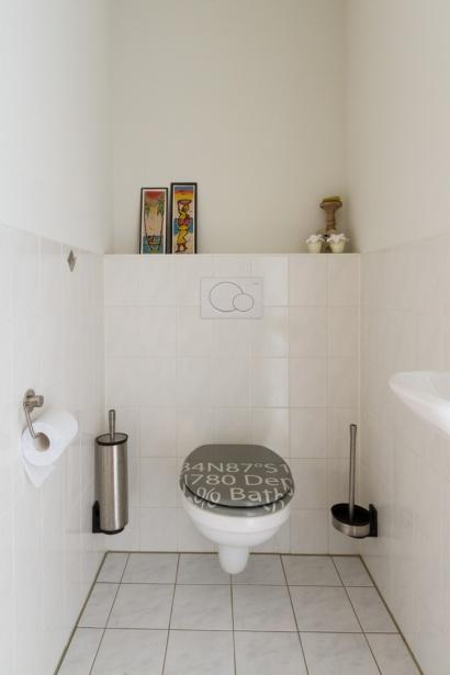 Badkamer: Geheel betegelde luxe badkamer, voorzien van een