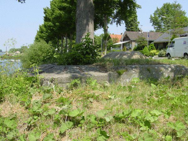 Nummer Tobruk 1, type 58c (achteckig) Perceel V-354, aan de Dordtse Kil, ten westen van de Rijksstraatweg, tegenover nr.