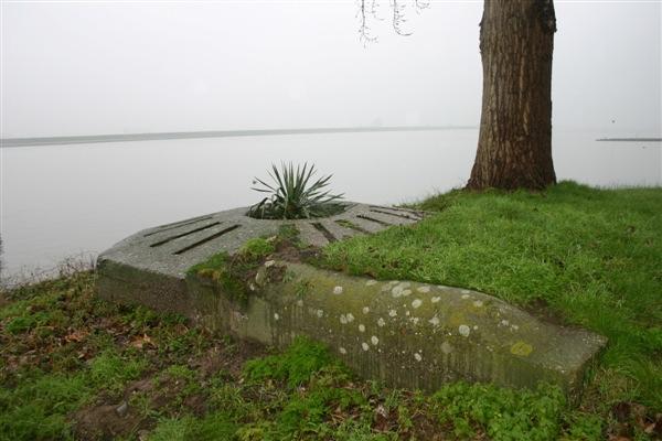 De bunker wordt gewoonlijk bezet door 1 persoon, als observatiepost of als nabijverdediging met een machinegeweer (MG 34 of MG 42) of