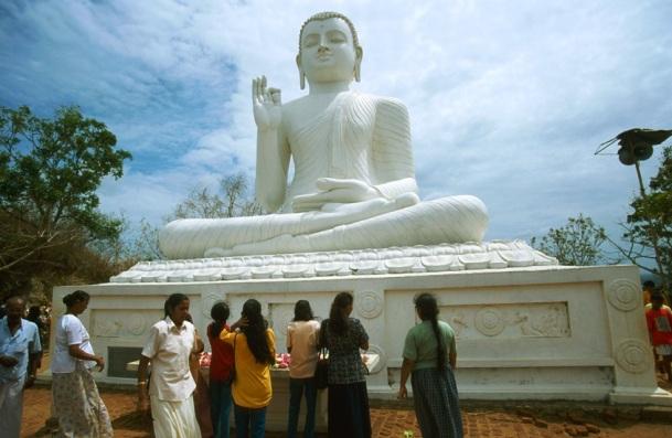 De volgende dag fietsen we ongeveer 50 kilometer door een gebied met talloze kruiden- en rijstplantages naar de tweede antieke koningsstad Polonnaruwa.