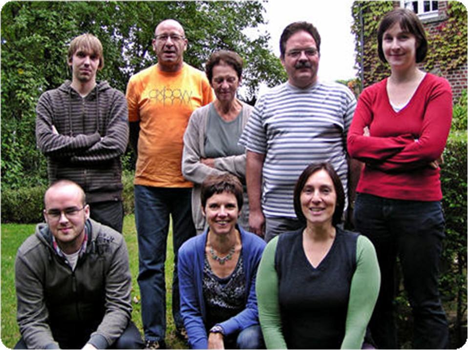 (van links naar rechts) achteraan: (links naar rechts): Frank Rutten, Guy Ghysels, Delphine Van Den Wyngaert, Kris Scheys, Silvia Marx vooraan: Jef De Ridder, Chris Schroeven, Judith Rekoert