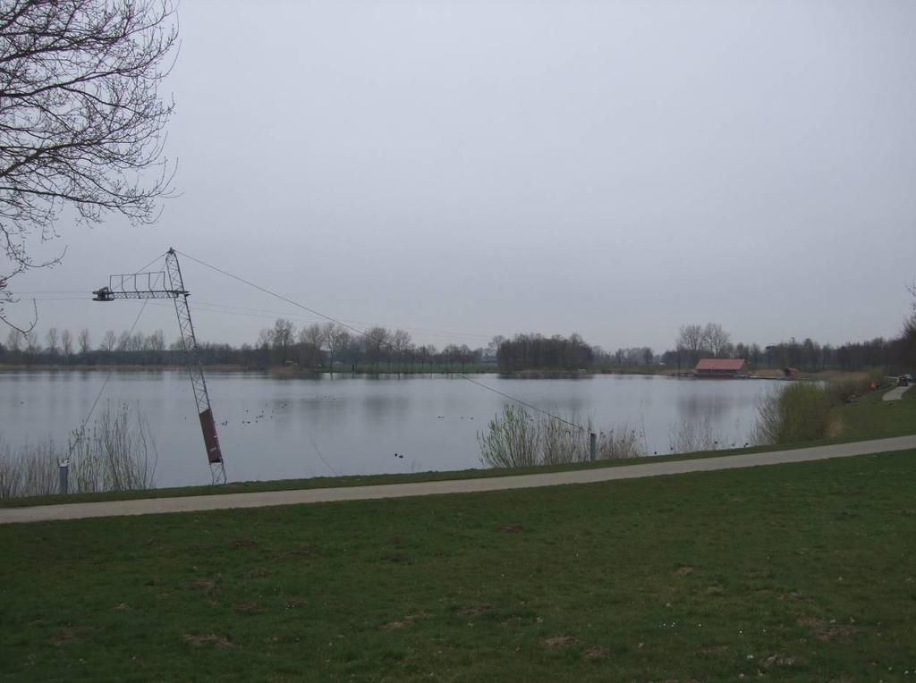 Figuur 15 en 16: Rondom de waterskibaan staan borden om zwemmers te waarschuwen voor de waterskibaan.